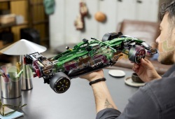 LEGO Technic 42240 foto 18